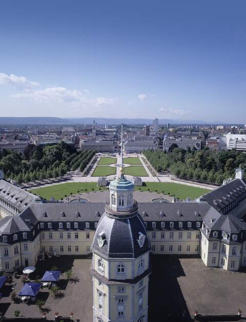 Blick vom Turm des Karlsruher Schlosses auf die Stadt und den Schlosspark | © Gettyimages.com/rotofrank