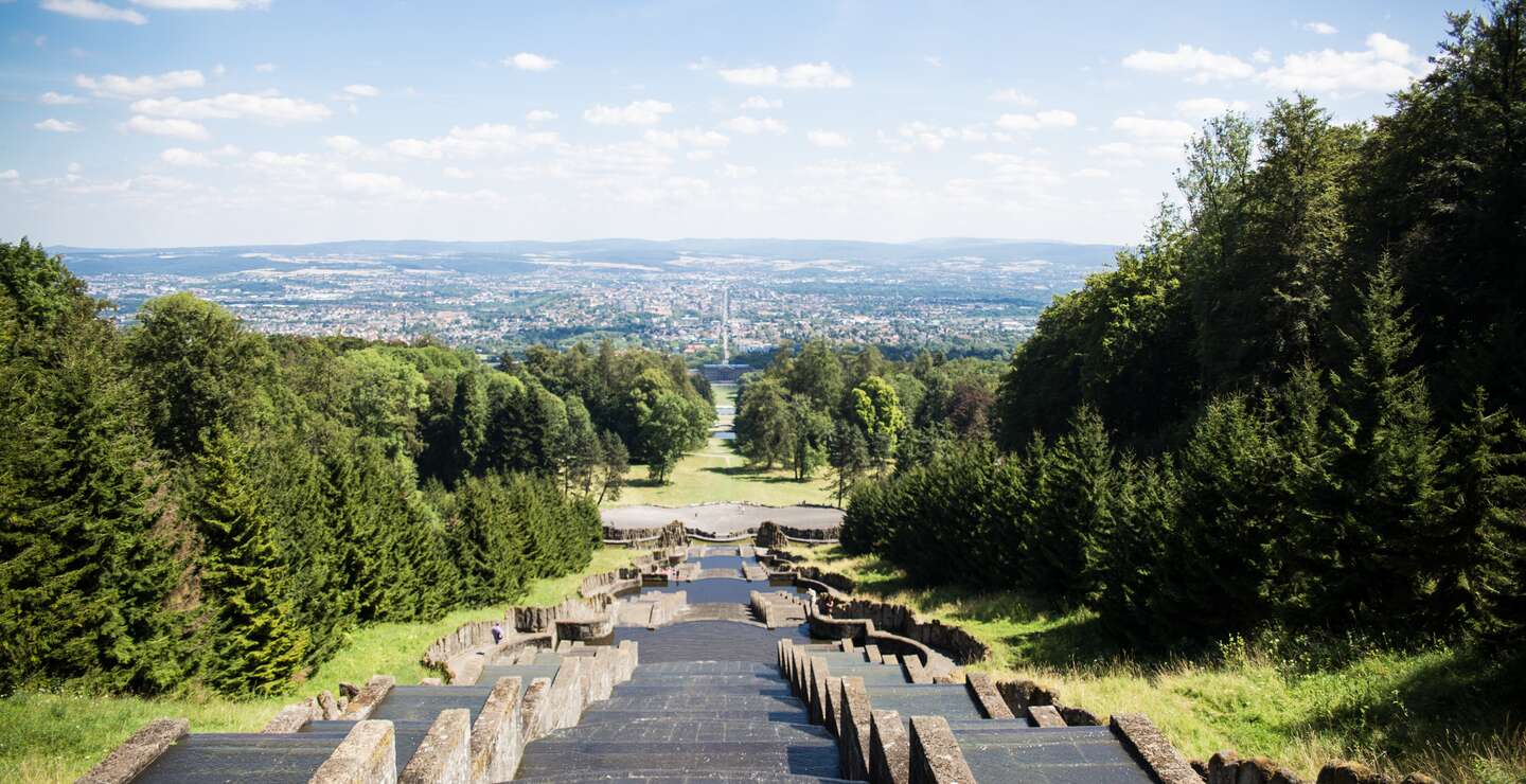 Blick von die Wasser-Spielen im UNESCO-Welterbe Bergpark Wilhelmshoehe hinab auf Kassel | © Gettyimages.com/alex_bendea