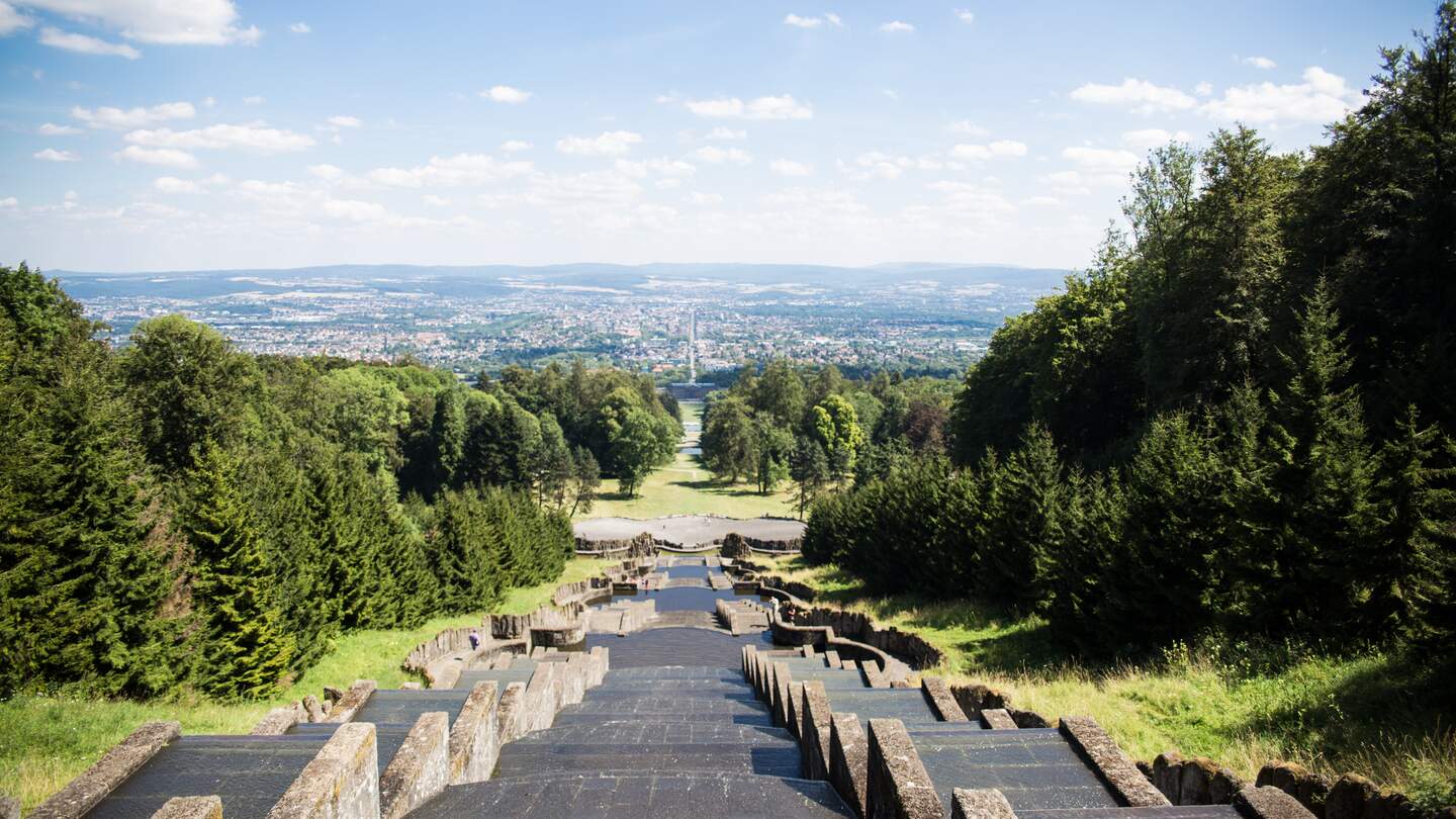 Blick von die Wasser-Spielen im UNESCO-Welterbe Bergpark Wilhelmshoehe hinab auf Kassel | © Gettyimages.com/alex_bendea