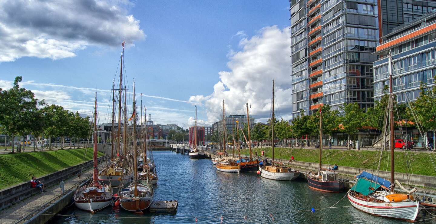 Segelboote an Anlegeplätzen an der Promenade von Kiel | © Gettyimages.com/K.H.Hildebrandt