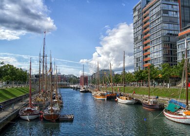 Segelboote an Anlegeplätzen an der Promenade von Kiel | © Gettyimages.com/K.H.Hildebrandt