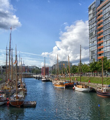 Segelboote an Anlegeplätzen an der Promenade von Kiel | © Gettyimages.com/K.H.Hildebrandt