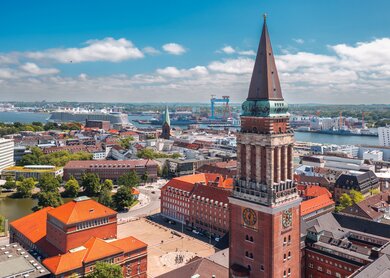 Das Rathaus von Kiel im Sommer als Luftaufnahme | © Gettyimages.com/taranchic
