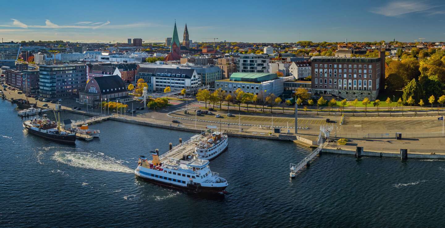 Panorama der Kieler Innenstadt und des Hafens mit Linienfaehre. Kieler Foerdemuseum Hafen im Vordergrund, im Hintergrund das Kieler Schloss. | © Gettyimages.com/frederickdoerschem
