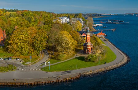 Panorama-Luftaufnahme des Leuchtturms Holtenau auf der Kieler Foerde | © Gettyimages.com/Frederick Doerschem