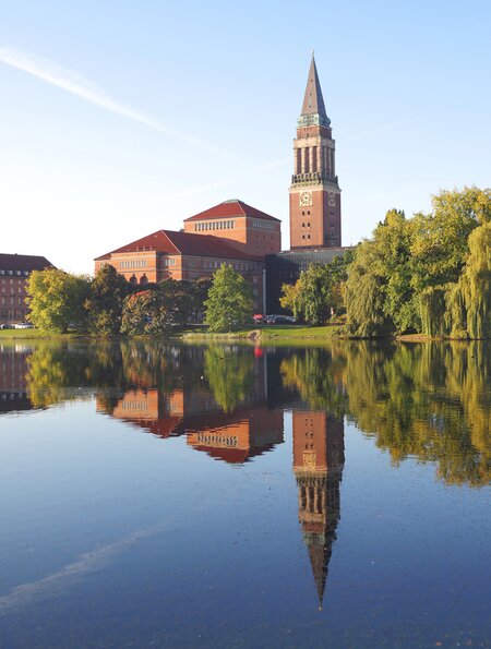 Blick ueber den Hiroshimapark auf den Rathausplatz mit dem Rathaus und dem Opernhaus | © Gettyimages.com/Jan-Otto