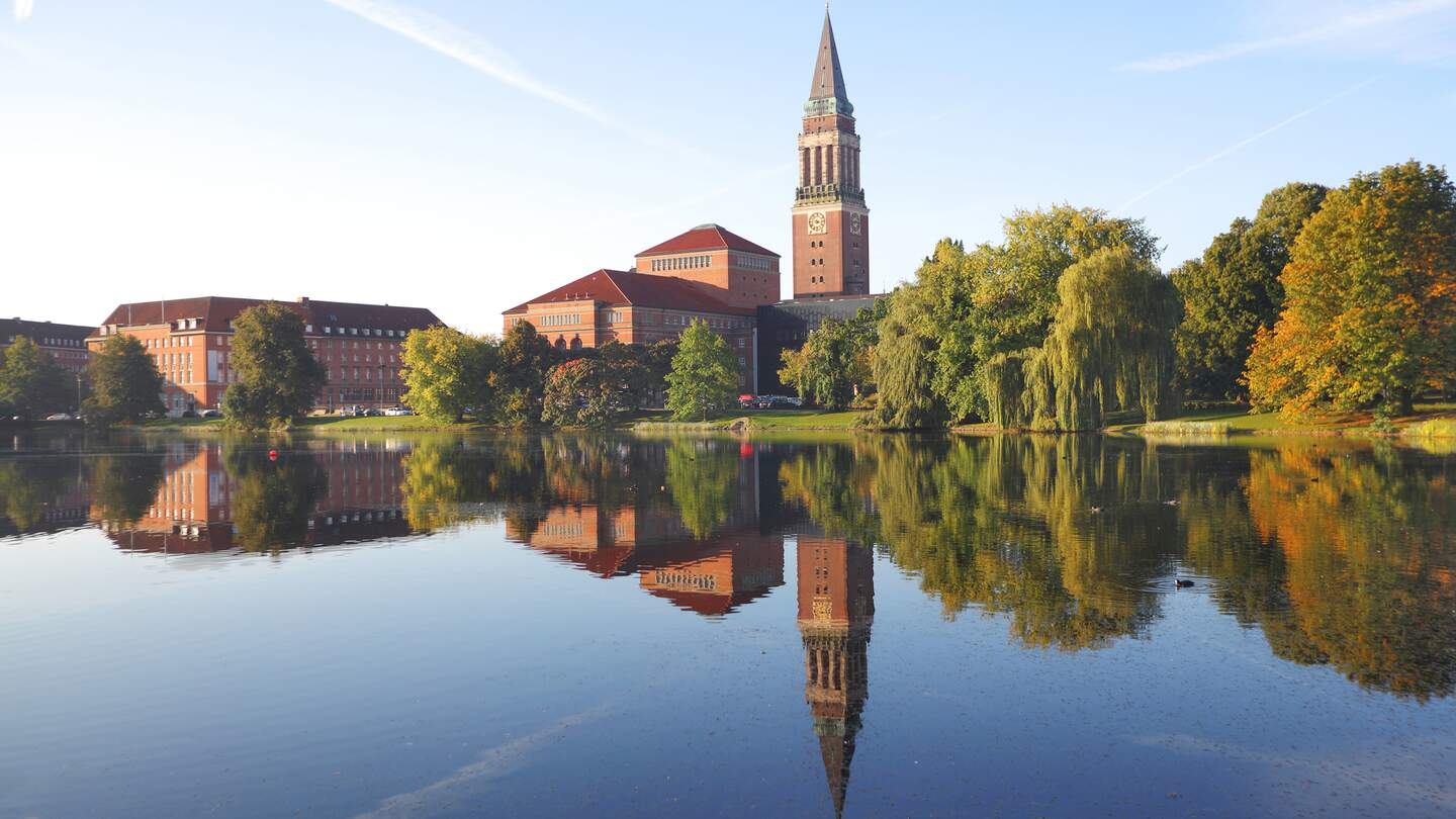 Blick ueber den Hiroshimapark auf den Rathausplatz mit dem Rathaus und dem Opernhaus | © Gettyimages.com/Jan-Otto