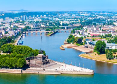 Stablick auf das Deutsche Eck in Koblenz mit der Mosel und dem Rhein | © Gettyimages.com/saiko3p