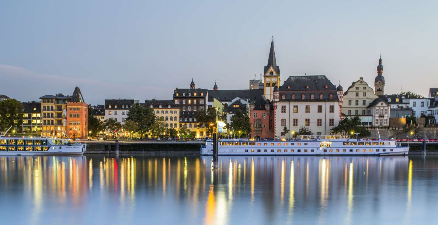 Blick über die Mosel auf die Altstadt vor Koblenz am Abend it beleuchteten Haeusern | © Gettyimages.com/bramvanmaas
