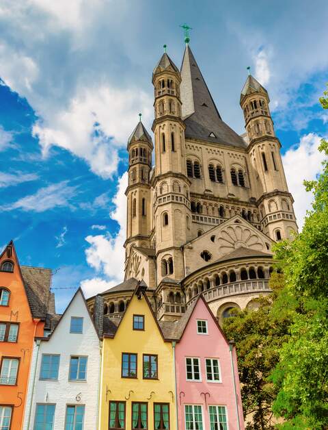 Kirche Groß St. Martin mit einzigartigen bunten Häusern in der Kölner Altstadt | © Gettyimages.com/chris-mueller