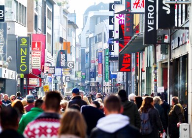 Tagesszene mit Menschenmenge in der Fußgängerzone Hohe Straße in Köln. Blick entlang der Straße über die Menge. | © Gettyimages.com/justhavealook