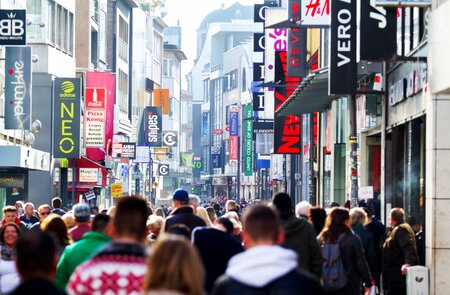 Tagesszene mit Menschenmenge in der Fußgängerzone Hohe Straße in Köln. Blick entlang der Straße über die Menge. | © Gettyimages.com/justhavealook