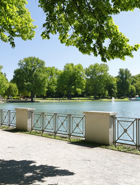 Der Aachener Weiher in Köln an einem sonnigen Sommertag | © Gettyimages.com/horstgerlach