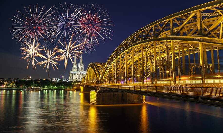 Feuerwerksfeier am Koelner Dom und an der Hohenzollernbruecke in Koeln  | © Gettyimages.com/Noppasin