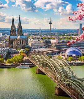 Luftaufnahme von Köln im Frühjahr mit dem Kölner Dom und der Hohenzollernbrücke im Vordergrund | © Gettyimages.com/sborisov