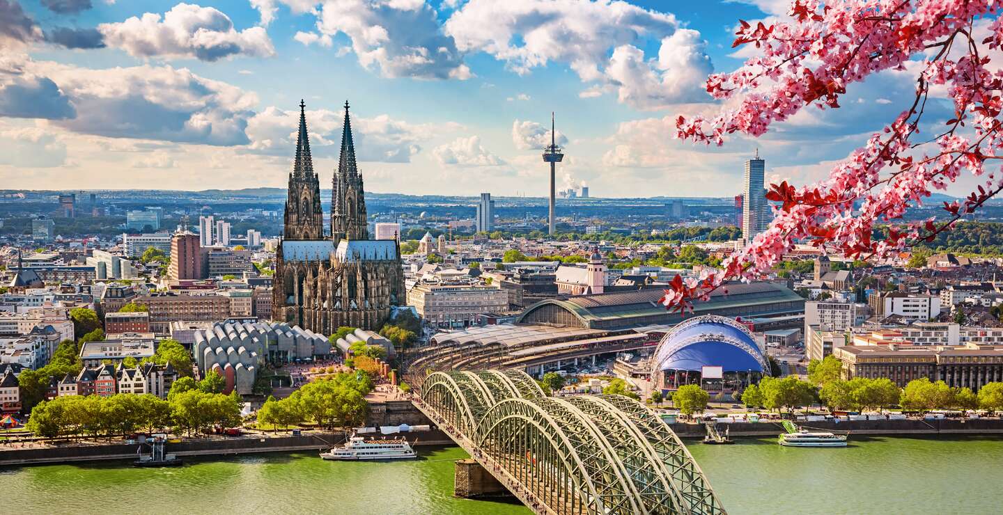 Luftaufnahme von Köln im Frühjahr mit dem Kölner Dom und der Hohenzollernbrücke im Vordergrund | © Gettyimages.com/sborisov