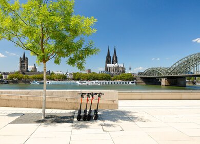 Sonniger Blick ueber den Rhein auf den Koelner Dom | © Gettyimages.com/horstgerlach