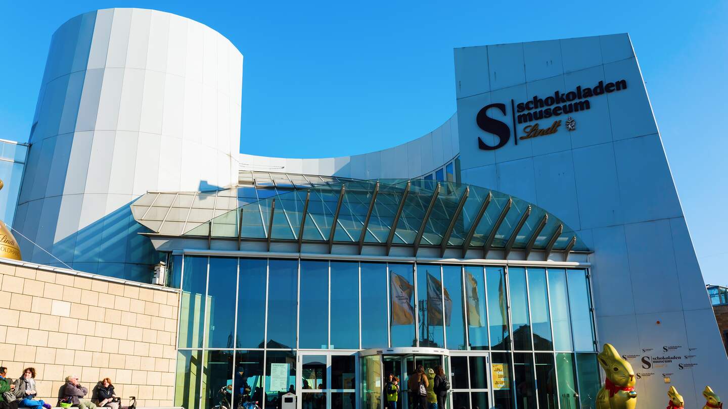 Imhoff Schokoladen Museum in Koeln mit Schokohasen vor dem Eingang | © Gettyimages.com/chris-mueller