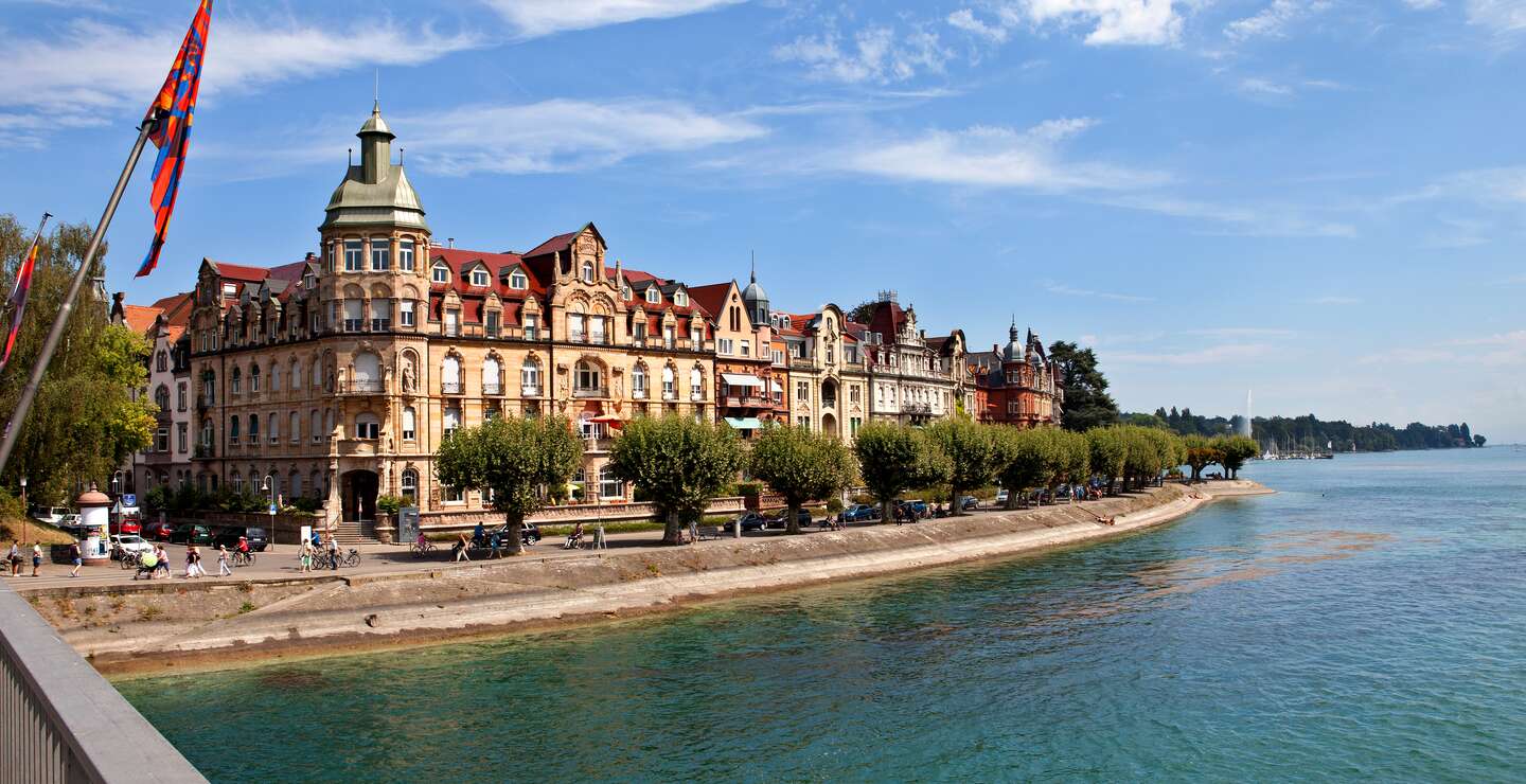 Blick auf Konstanz und den Bodensee von der geflaggten Rheinbrücke | © Gettyimages.com/lenawurm