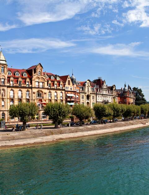 Blick auf Konstanz und den Bodensee von der geflaggten Rheinbrücke | © Gettyimages.com/lenawurm