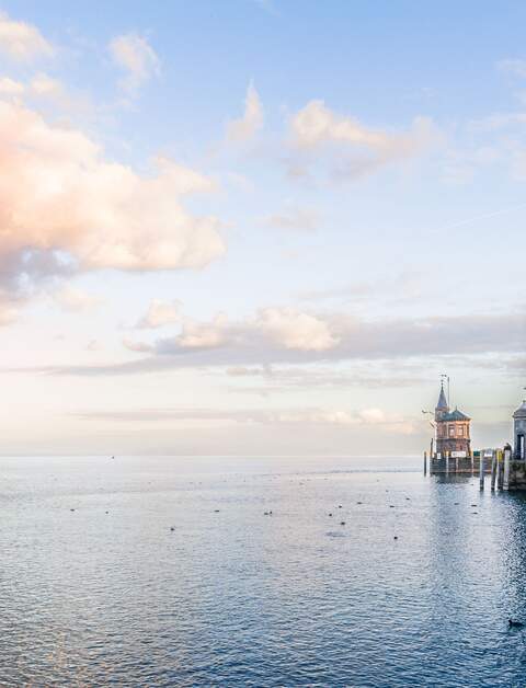 Hafeneinfahrt am Bodensee in Konstanzmit dem Wahrzeichen Imperia | © Gettyimages.com/EMBorque