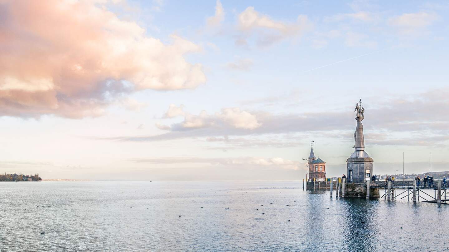 Hafeneinfahrt am Bodensee in Konstanzmit dem Wahrzeichen Imperia | © Gettyimages.com/EMBorque