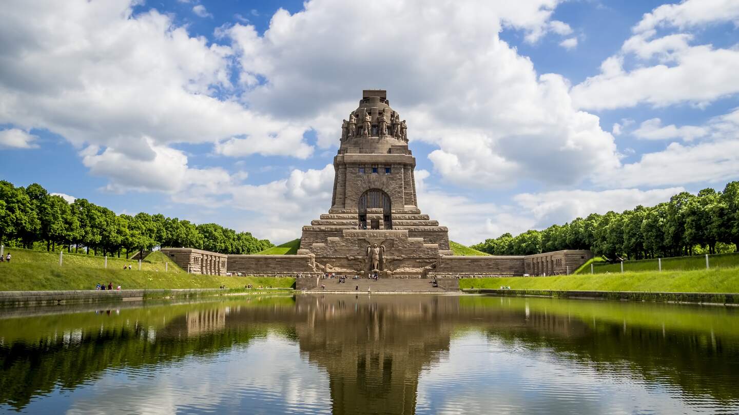 Blick auf das Denkmal für die Völkerschlacht in Leipzig mit dem See der Tränen im Vordergrund | © Gettyimages.com/dwphotos