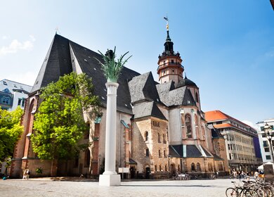 St. Nikolaikirche, um die Menschen während ihrer Staedtereise in Leipzig gehen. | © Gettyimages.com/TommL
