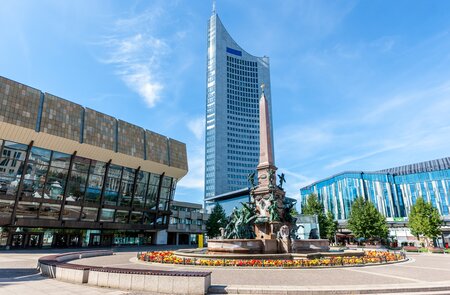 Mendebrunnen mit Gewandhaus und grossem Universitaetsturm auf dem Augustusplatz im Sommer in Leipzig | © Gettyimages.com/Mlenny