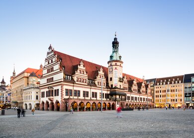 Marktplatz mit dem alten Rathausgebäude, auf dem Menschen laufen, in Leipzig | © Gettyimages.com/TommL
