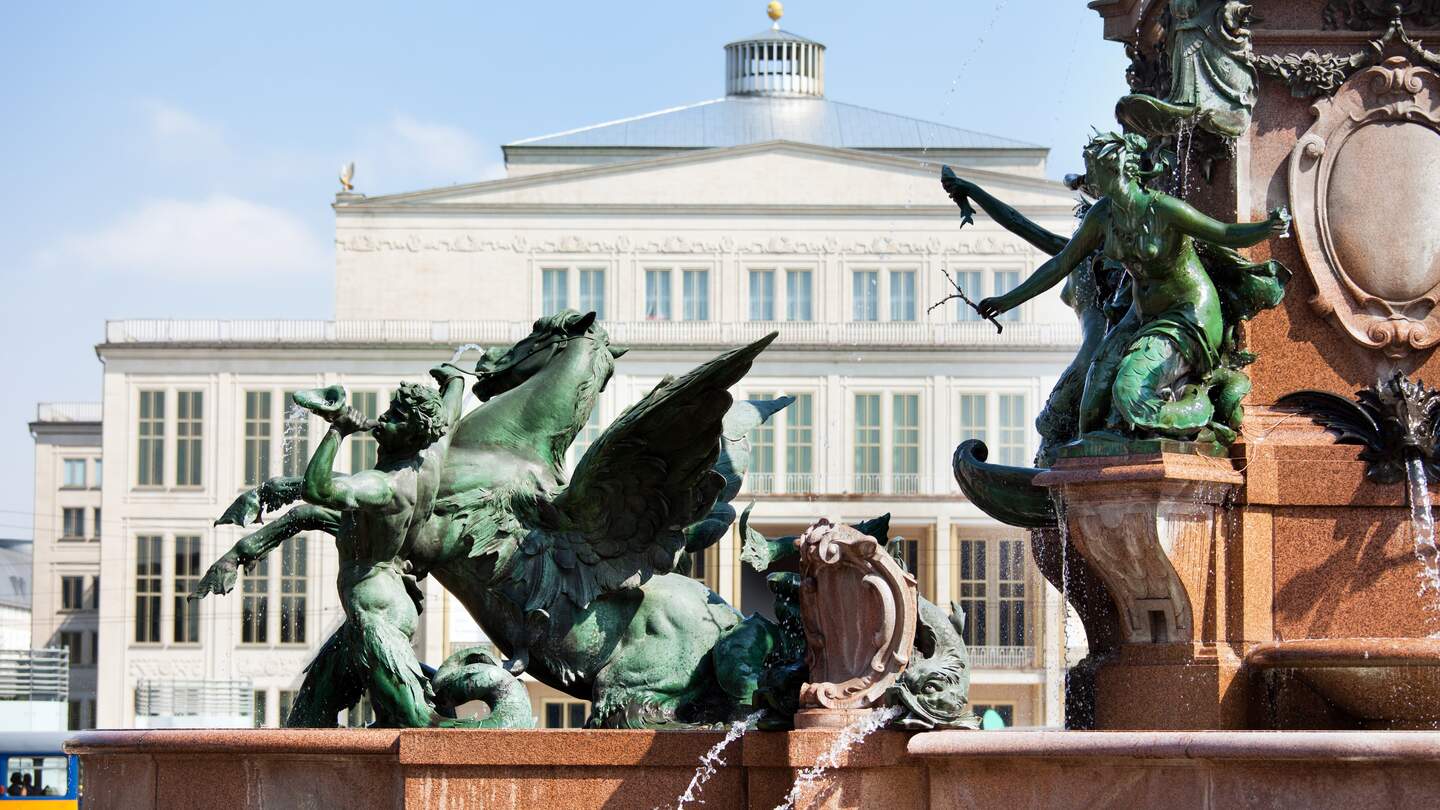 Detail des berühmten Mende-Brunnens in Leipzig. Leipziger Opernhaus im Hintergrund. | © Gettyimages.com/TommL
