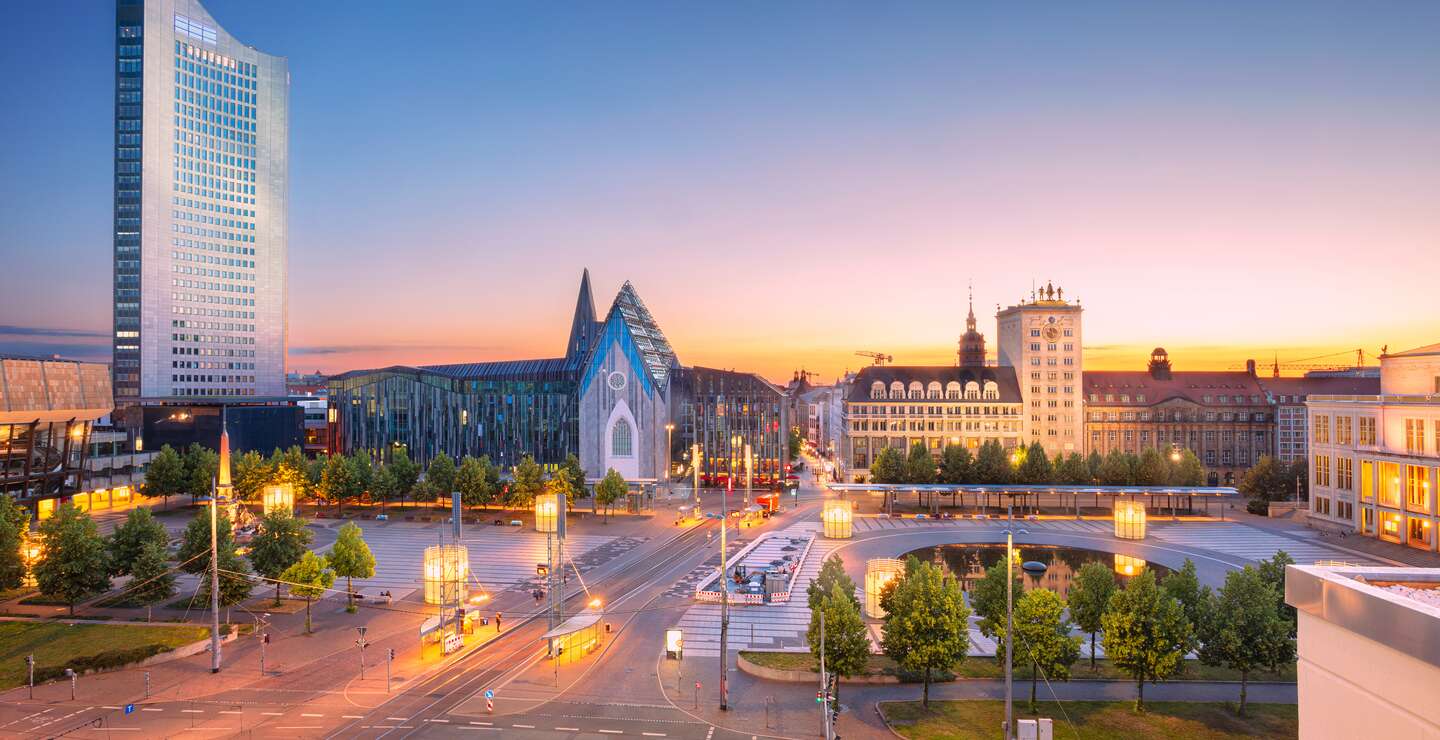 Blick auf den Augustusplatz in Leipzig von der Aussichtsplattform Panorama Tower aus währrend einem schoenen Sonnenuntergang | © Gettyimages.com/rudybalasko