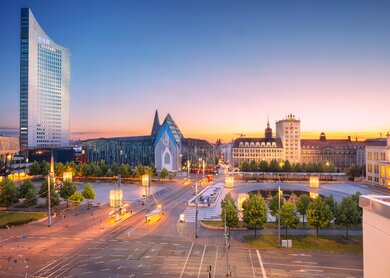 Blick auf den Augustusplatz in Leipzig von der Aussichtsplattform Panorama Tower aus währrend einem schoenen Sonnenuntergang | © Gettyimages.com/rudybalasko