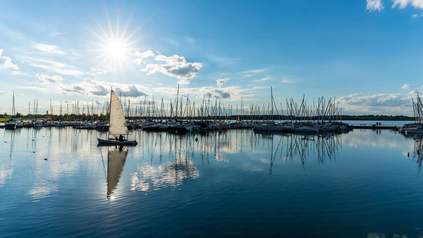 Ein Segelboot im Hafen des Cospudener Sees bei Leipzig bei gutem Wetter | © Gettyimages.com/David Ziegler