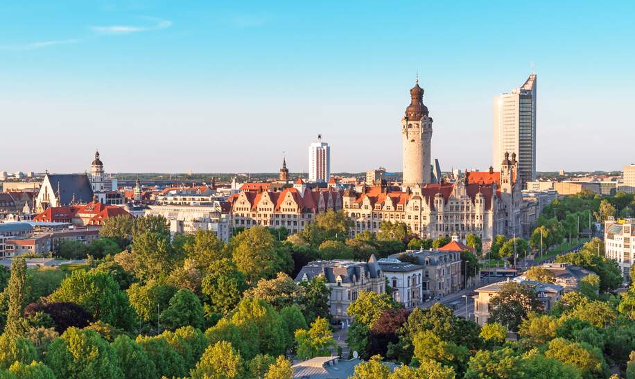 Skyline von Leipzig mit dem Rathaus bei Sonnenuntergang | © Gettyimages.com/Jakob Fischer