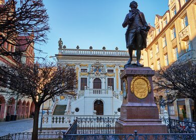 Das Goethe Denkmal am historischen Naschmarkt – ein Highlight in der Leipzig Altstadt | © Gettyimages.com/MaxBaumann