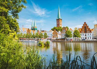 Eine Ansicht des Flusses Trave und der alten Stadt Luebeck | © Gettyimages.com/bluejayphoto