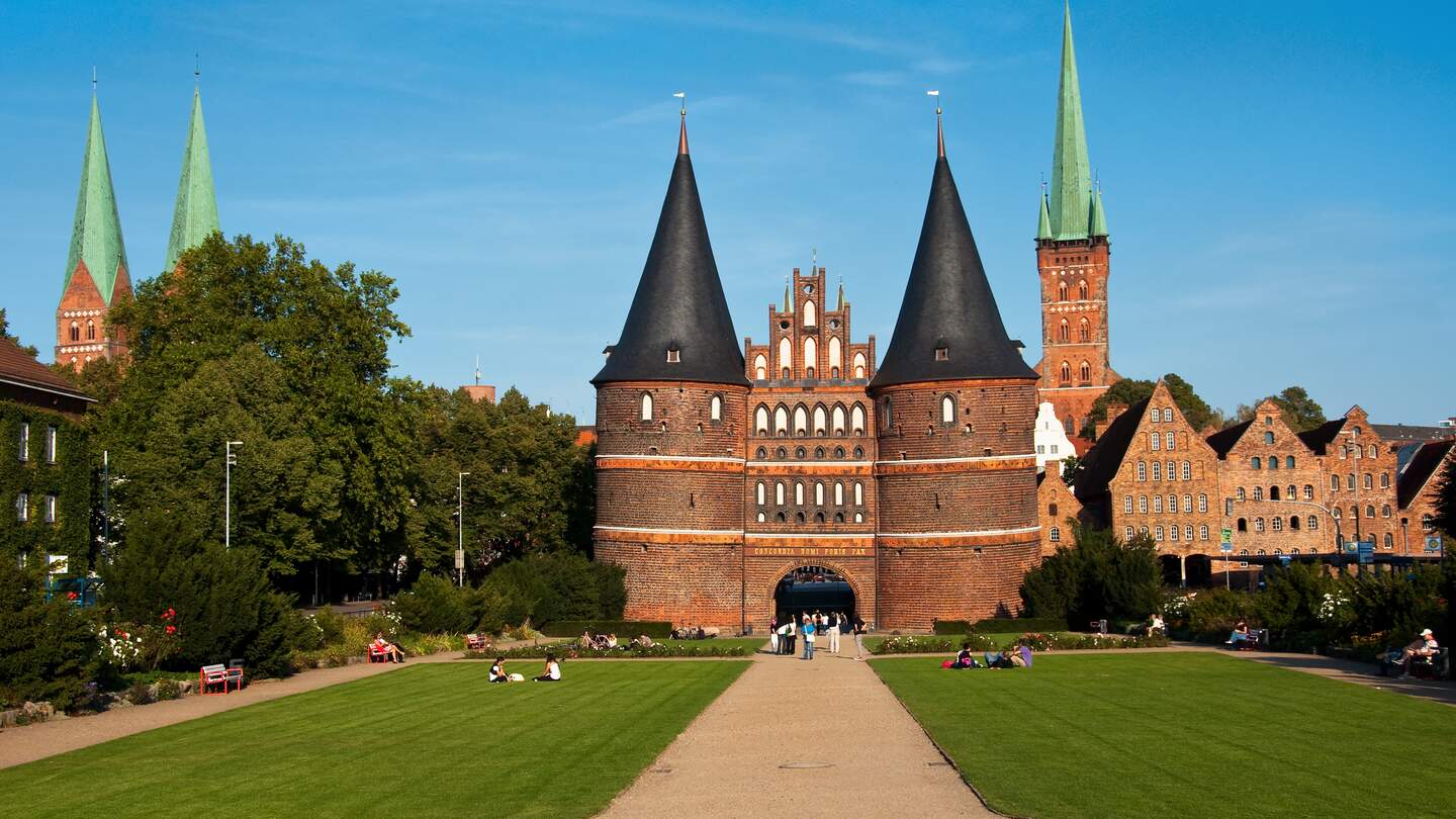 Das beruehmte Luebecker Stadttor, das Holstentor | © Gettyimages.com/Zoonar/cleo
