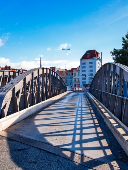 Luebeck, Drehkreuzbruecke, die die Innenstadt mit dem Landkreis St. Lorenz verbindet | © Gettyimages.com/EKH-Pictures
