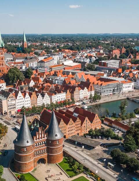 Stadtbild von Luebeck, von oben aufgenommen | © Gettyimages.com/Medvedkov