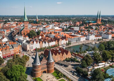 Stadtbild von Luebeck, von oben aufgenommen | © Gettyimages.com/Medvedkov