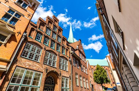 Besondere Architektur in Luebeck an einem sonnigen Tag | © Gettyimages.com/querbeet