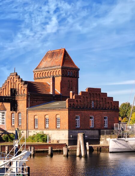 Der Fluss Trave und die Hubbruecke in Luebeck an einem sonnigen Tag | © Gettyimages.com/Fotomax
