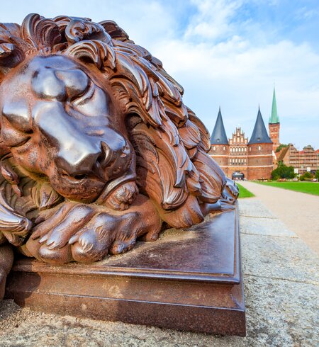 Die Statue des schlafenden Loewen in Luebeck | © Gettyimages.com/zoom-zoom