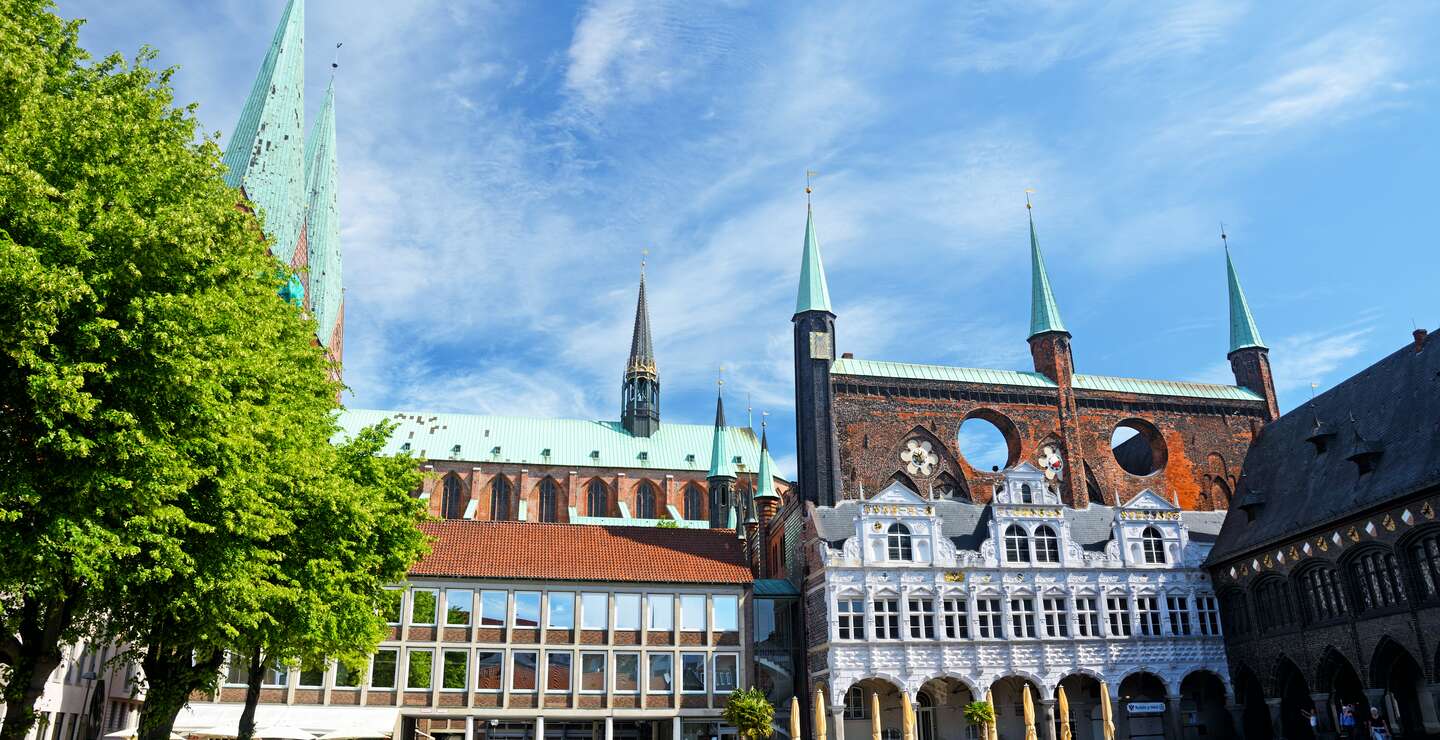 Luebecker Rathaus auf der Nord- und Ostseite des Alten Marktes | © Gettyimages.com/alxpin
