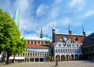 Luebecker Rathaus auf der Nord- und Ostseite des Alten Marktes | © Gettyimages.com/alxpin