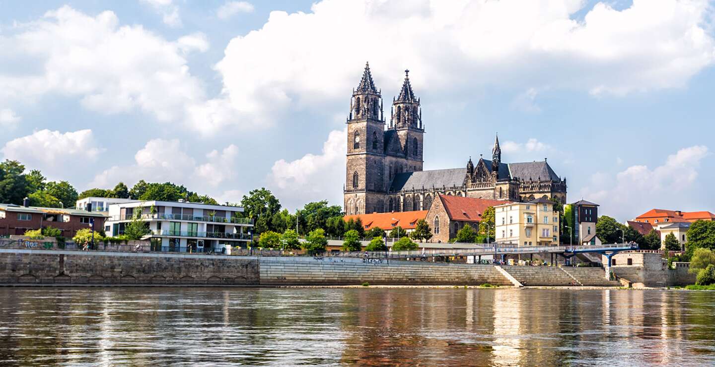 Blick auf den Dom in Magdeburg über die  Elbe bei hellem Himmel | © Gettyimages.com/queerbeet