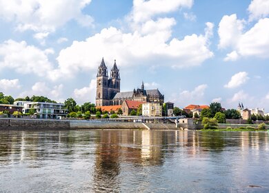 Blick auf den Dom in Magdeburg über die  Elbe bei hellem Himmel | © Gettyimages.com/queerbeet