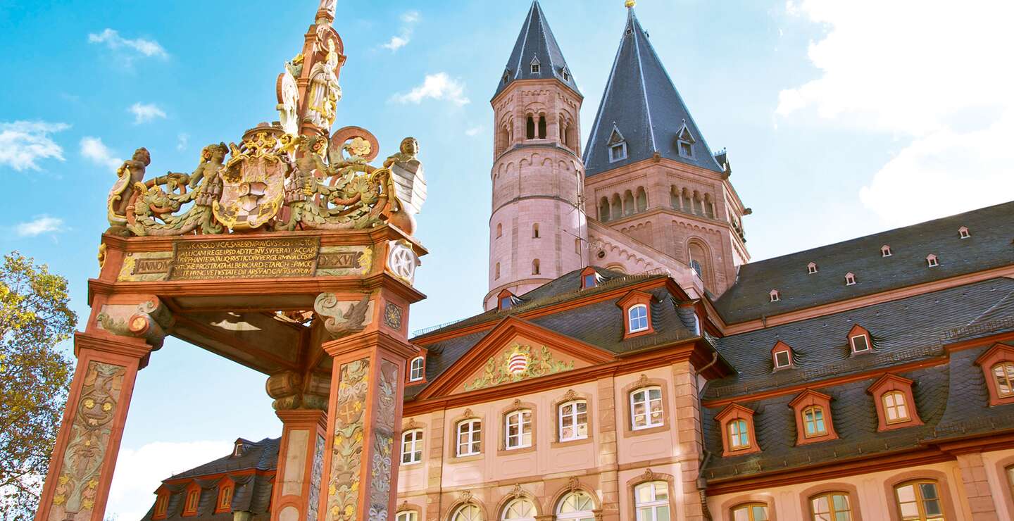Untersicht auf den Mainzer Dom St.Martin und Marktbrunnen bei strahlendem Sonnenschein | © Gettyimages.com/AdventurePicture