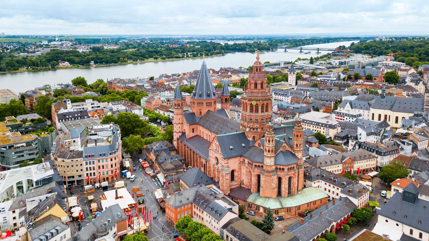 Luftaufnahme vom Mainzer Dom mit Blick auf den Rhein | © Gettyimages.com/saiko3p